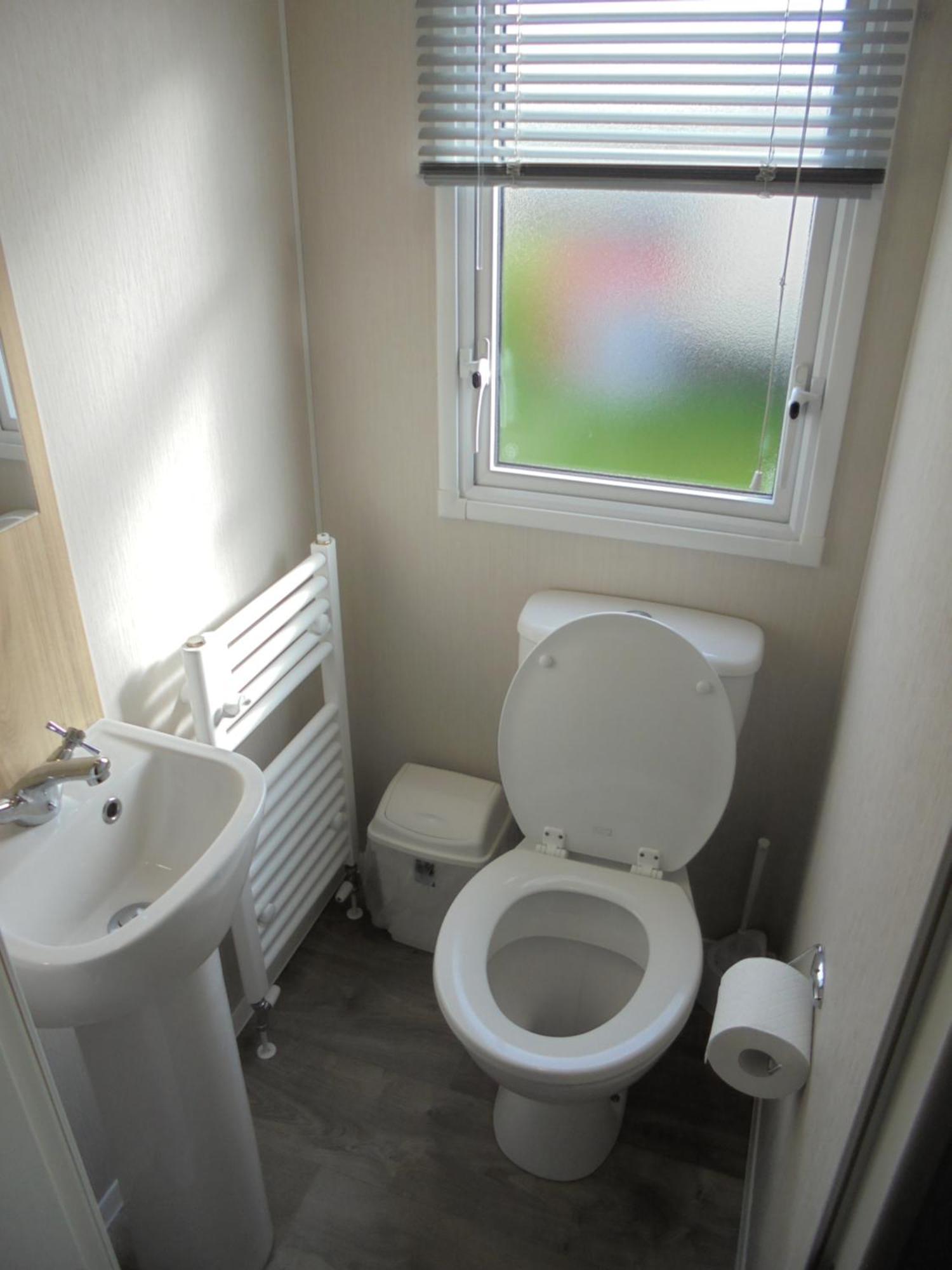 Kings: Malton:- 6 Berth, Heated, Enclosed Veranda Чапел-Сент-Леонардс