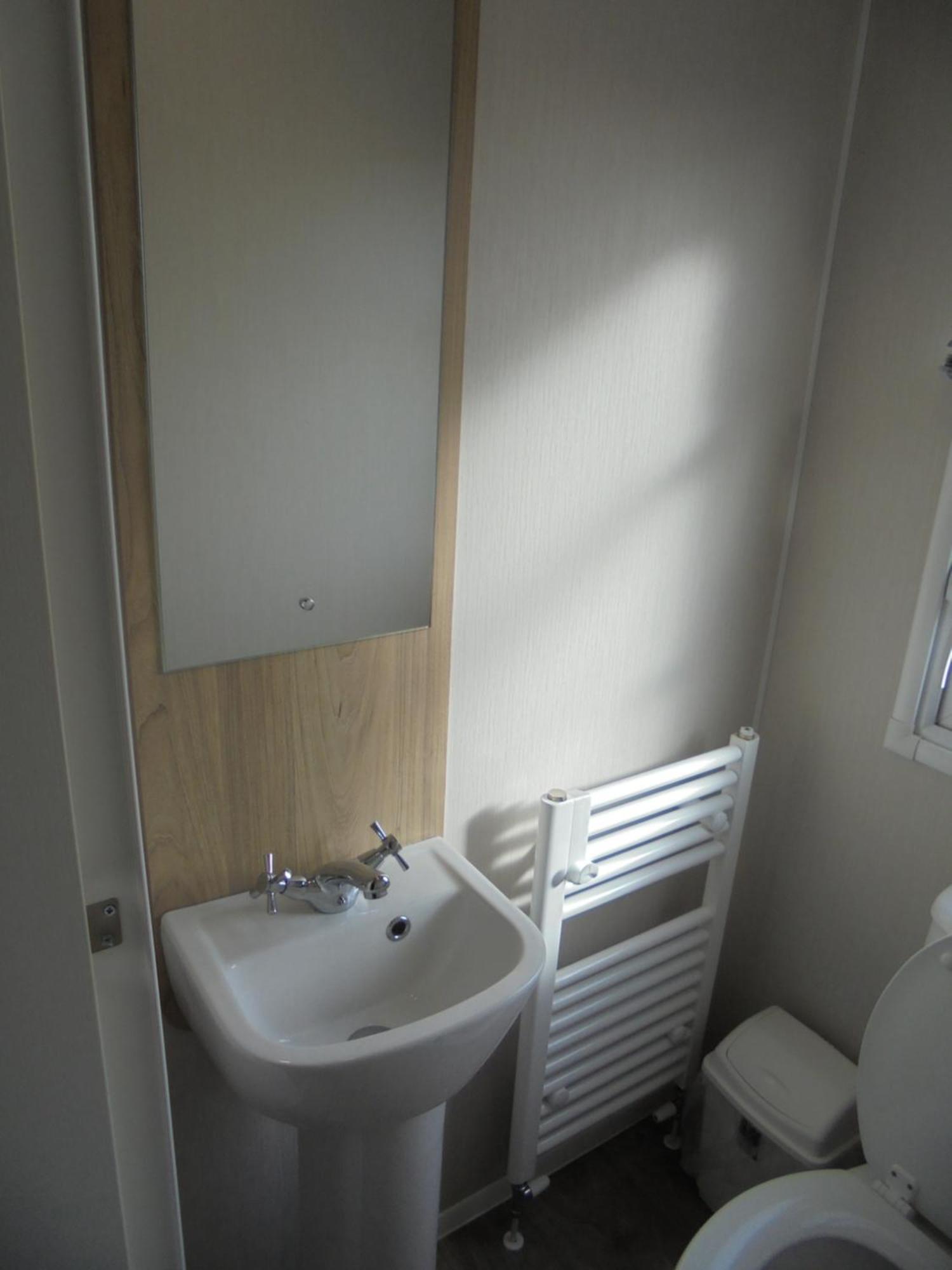 Kings: Malton:- 6 Berth, Heated, Enclosed Veranda Holiday home *