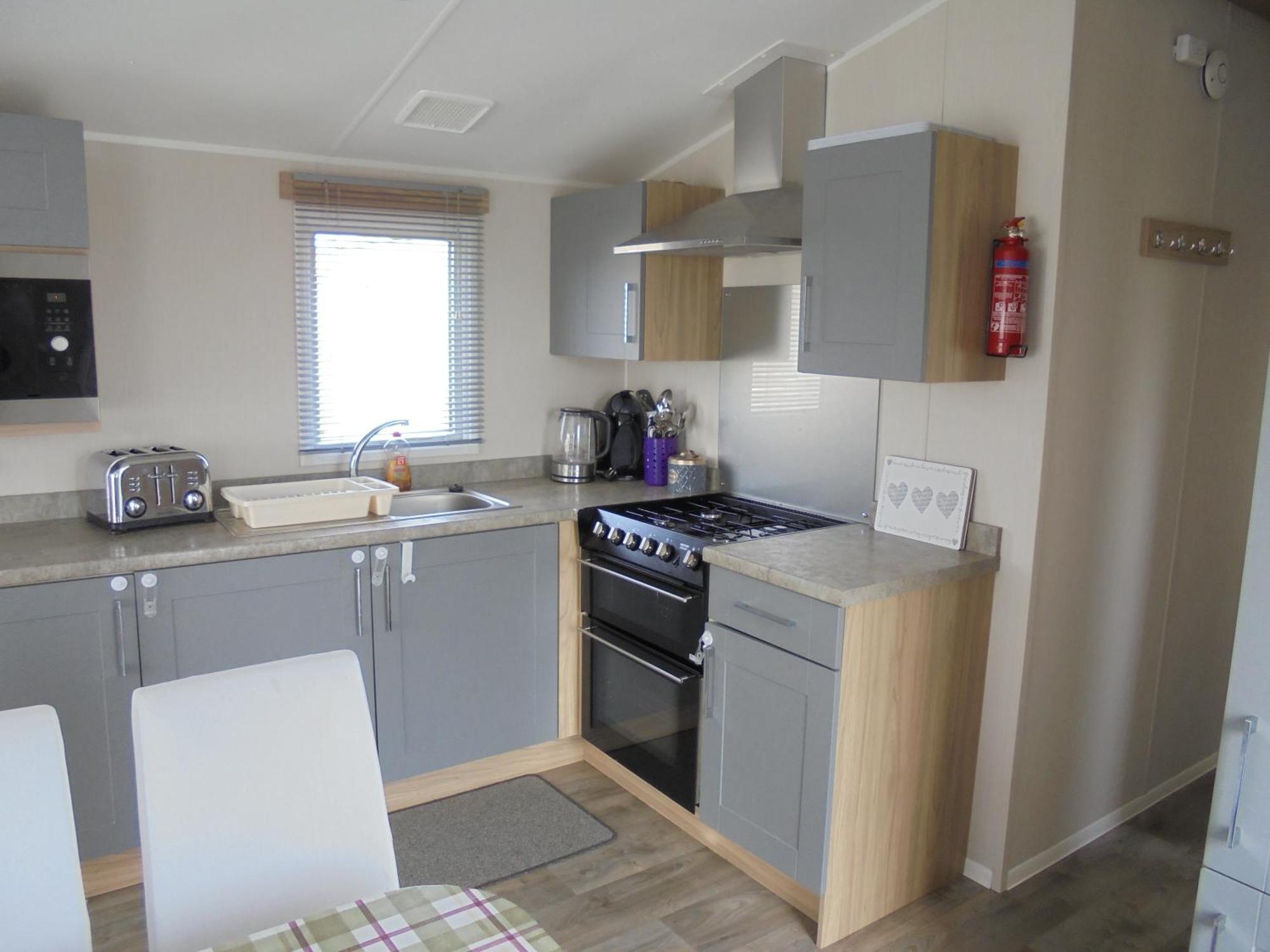 Kings: Malton:- 6 Berth, Heated, Enclosed Veranda * Chapel Saint Leonards