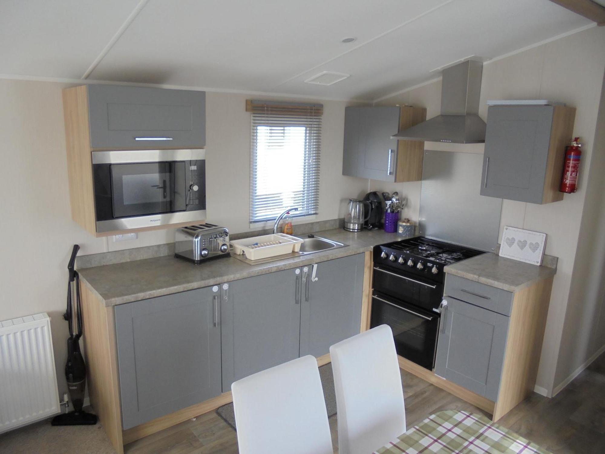 Kings: Malton:- 6 Berth, Heated, Enclosed Veranda Chapel Saint Leonards