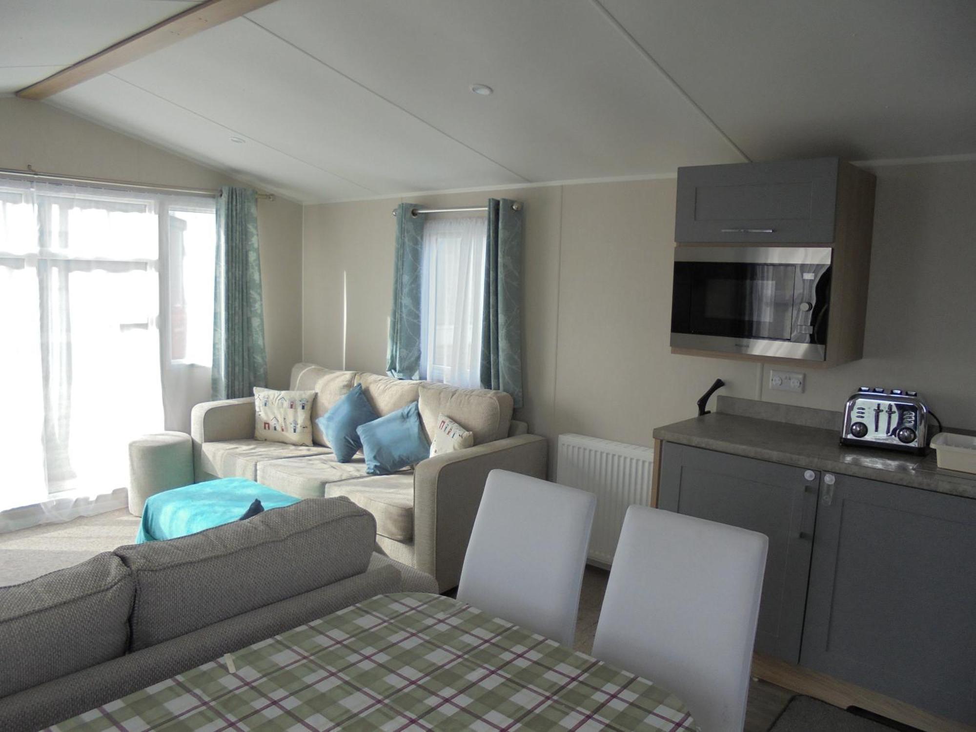 Kings: Malton:- 6 Berth, Heated, Enclosed Veranda Chapel Saint Leonards